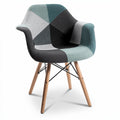 **Technische Titel in het Nederlands:** Modern gestoffeerde fauteuil met houten poten en een geometrisch patroon