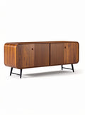 Technische titel in het Nederlands: **Moderne houten dressoir met gestructureerde deuren en zwarte metalen poten**